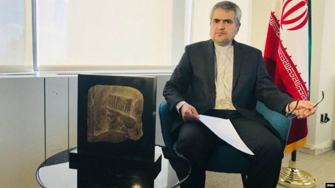 نماینده ایران در سازمان ملل در کنار نقش‌برجسته سرباز هخامنشی 