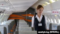 Бишкек-Нарын каттамындагы стюардесса, 16-июль, 2013-жыл.