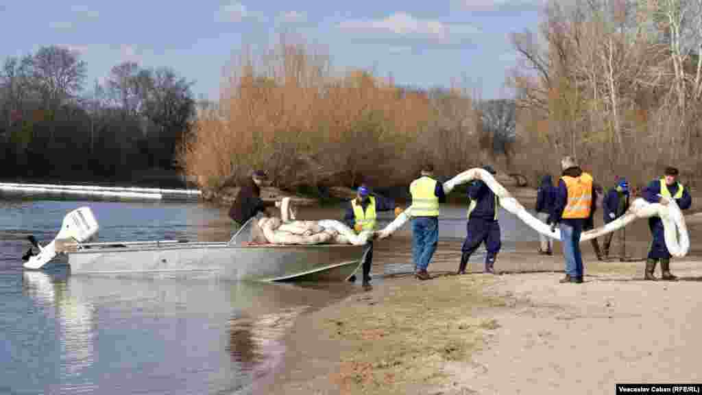 Щоб нафта не поширювалася нижче по течії Дністра, фахівці встановили чотири захисні бар’єри у Вадул-луй-Воде, за 20 кілометрів від Кишинева. Саме тут відбувається забір води, що подається для майже мільйона людей. На фото встановлення загородження для очищення річки від забруднення поблизу села Кошніца (Дубоссарський район), 16 березня 2026 року