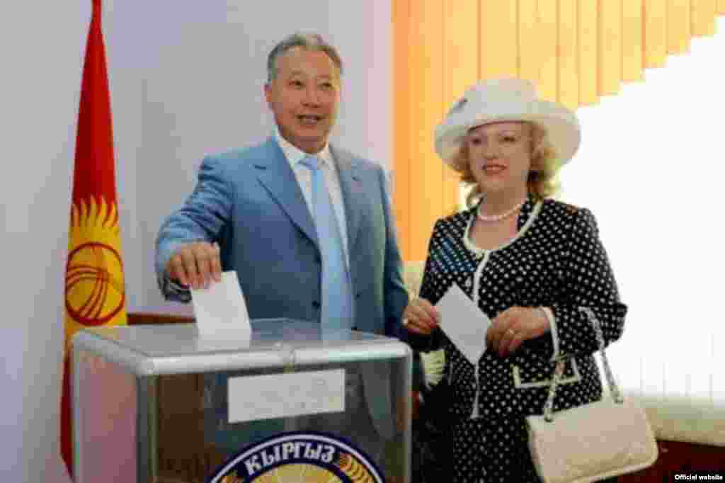 Экс-президент КР Бакиев со своей официальной супругой Татьяной Бакиевой, 2009