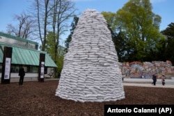 Instalație dedicată Ucrainei la Bienala de Artă de la Veneția din 2022: astfel de turnuri de saci au îmbrăcat sculpturile din Ucraina, pentru a le proteja de bombardamente.