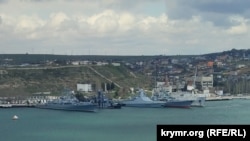 Корабли Черноморского флота, пришвартованные у Куриной пристани в Севастопольской бухте