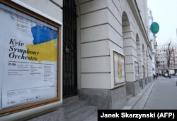Az április 21-i koncertet hirdető felirat a Varsói Filharmónia előtt