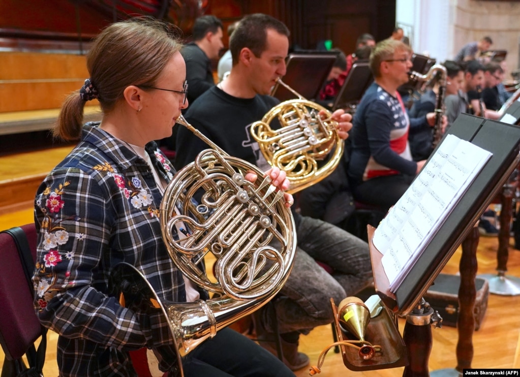 Instrumentistët duke bërë prova në instrumentet frymore prej tunxhi.
