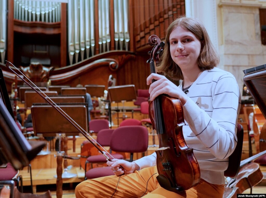 Oleksiy Pshenychnikov, i cili luan violinën e dytë në orkestër, gjatë një prove në Varshavë.