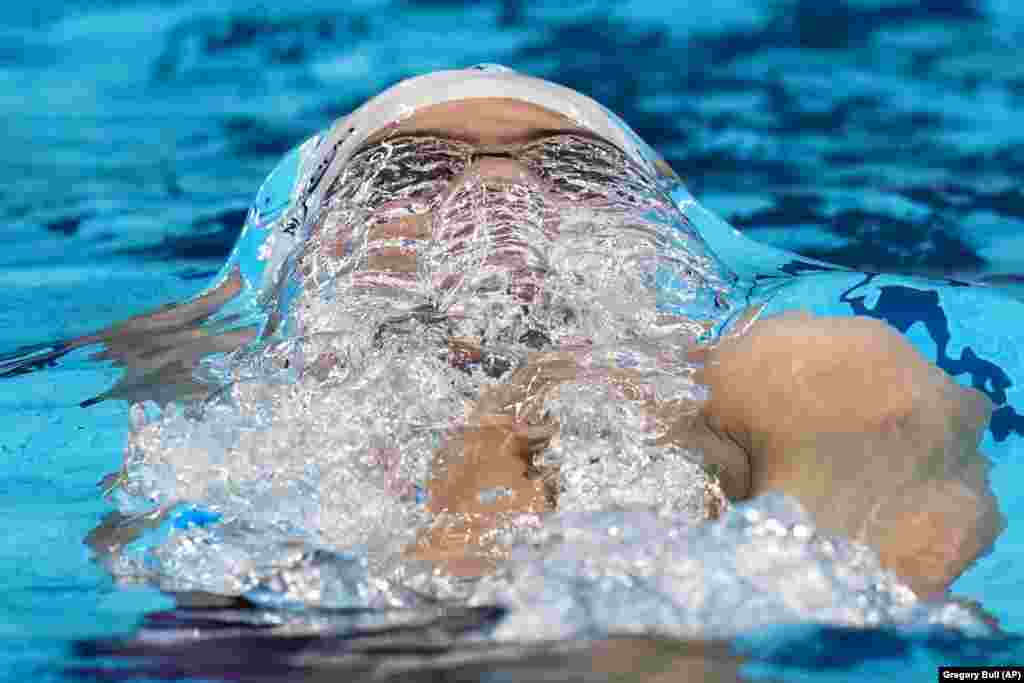 Evgeny Rylov, of Russian Olympic Committee, swims in the men&#39;s 200-meter backstroke final at the 2020 Summer Olympics, Friday, July 30, 2021, in Tokyo, Japan. (AP Photo/Gregory Bull)
