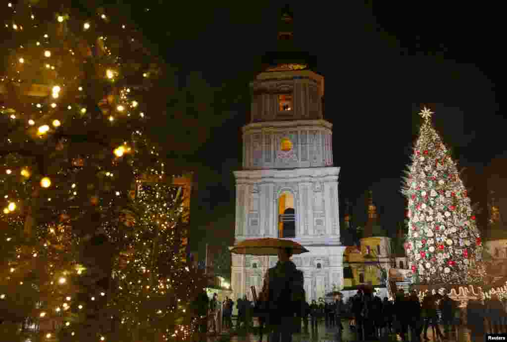 22 грудня 2015 року.&nbsp;Головна новорічна ялинка України на Софійській площі у Києві. 19 грудня, під час церемонії відкриття, світло на ялинці урочисто увімкнули Віталій Кличко та Марина Порошенко. Висота цьогорічної ялиці &ndash;&nbsp;25 метрів. Як виглядають новорічні ялинки в інших куточках світу, можна переглянути ТУТ