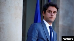 Francuski ministar obrazovanja i omladine Gabriel Attal odlazi nakon sedmične sjednice vlade u Jelisejskoj palati u Parizu, Francuska, 22. novembra 2023. 