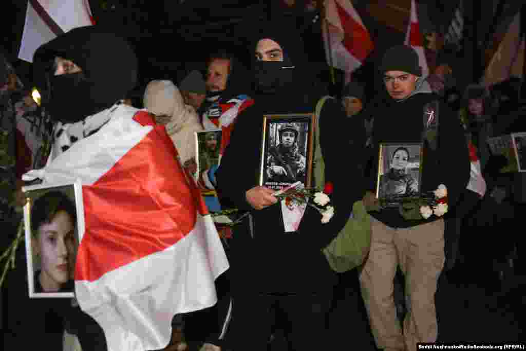 Учасники маршу тримають портрети білорусів, які загинули в боях за Україну