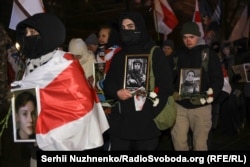 У руках удзельнікі маршу трымаюць партрэты беларусаў, якія загінулі цягам 2022-2026 гадоў у баях за Ўкраіну