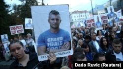 Fotografija Dženana Memića na protestima na kojim je tražena istraga u državnom tužilaštvu o njegovoj smrti, Sarajevo, 2018.