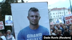 Dženan Memić (na fotografiji) je na Ilidži kod Sarajeva zadobio teške povrede glave, u incidentu koje je Tužilaštvo Kantona Sarajevo okvalifikovalo kao saobraćajnu nesreću, dok porodica Memić tvrdi da je ubijen