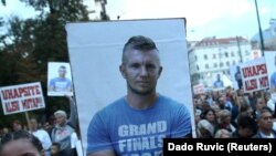 Fotografija Dženana Memića na protestima na kojim je tražena istraga u državnom tužilaštvu o njegovoj smrti, Sarajevo, 2018.