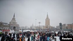 Луѓe одат во центарот на Москва за време на протестот за поддршка на затворениот руски опозициски лидер Алексеј Навални. 31 јануари 2021.