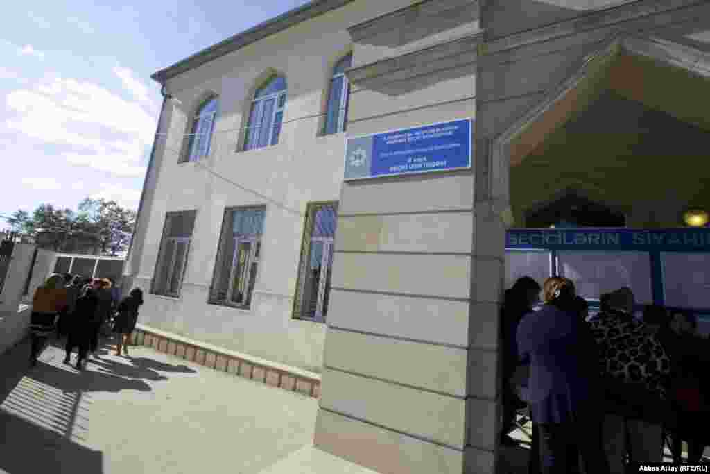 179 nömrəli məktəbin ön tərəfində yerləşən 10 saylı Binəqədi III seçki dairəsinin 8 saylı seçki məntəqəsindən çıxan bir qrup şəxs məktəbin arxasında yerləşən 7 saylı məntəqəyə gedirlər.