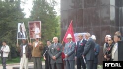 Коммунисттер партиясы Лениндин Бишкектеги эстелигинин алдында митинг уюштурду. 2010-жылдын 1-майы.