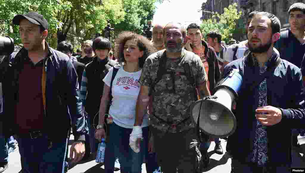 Лидер протестного движения Никол Пашинян (в центре) возглавляет акции протеста в Еревана Yerevan, 17 апреля 2018 г.
