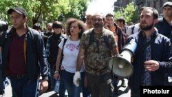 Armenia - Opposition leader Nikol Pashinian (C) leads continuing demonstrations in Yerevan, 17 April 2018.