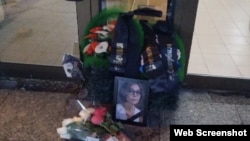 Орда кеңсесінің есігіне қалдырылған жерлеу рәсіміне арналған гүл шоғы мен бас редакторының суреті. 27 желтоқсан 2025 жыл.