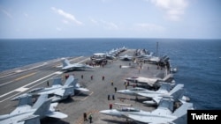 Aeroplanmbajtësi USS George Washington në Detin Arabik më 20 gusht. 

