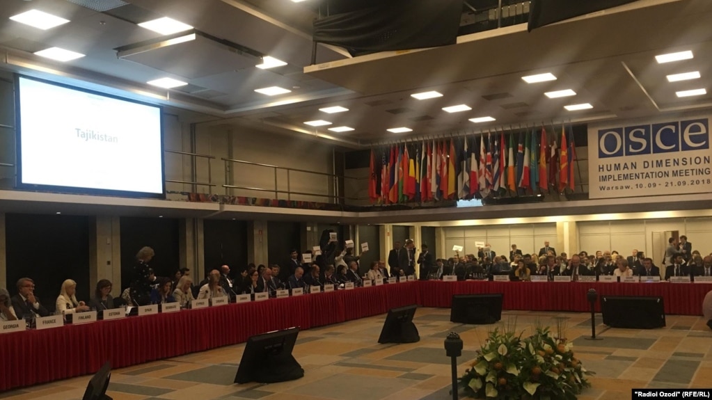Муколамаи ҳайати Тоҷикистон бо мухолифон дар Варшава. Ин дафъа муаддабона?