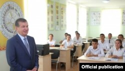 Шавкат Мирзиёев Фарғона асаларичилик ишлаб чиқариш ўқув марказида. ЎзА сурати.