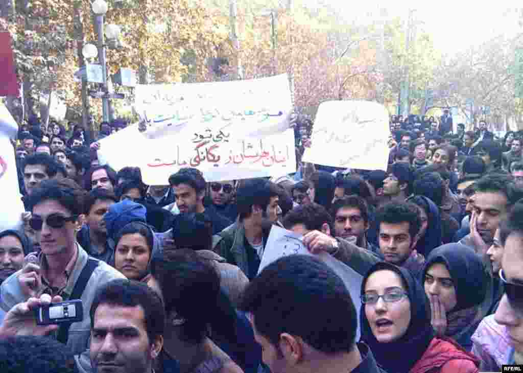 «اینان هراسشان از یگانگی ما است.» (پلاکاردی در دستان یک دانشجو)