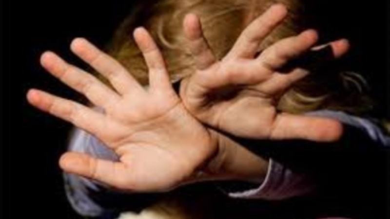 Türkmen student gyzy özüni zorlap haýbat atýany’ polisiýa şikaýat etdi