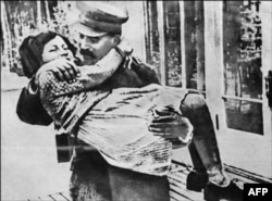 Сталин держит на руках дочь Светлану