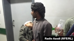 یوه سړي د بلخ روغتون ته ژوبل ماشوم وړی دی