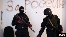 Озброєні проросійські бойовики в приміщенні СБУ в Луганську, 10 квітня 2014 року