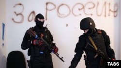 Бойовики у захопленій будівлі СБУ в Луганську, 10 квітня 2014 року