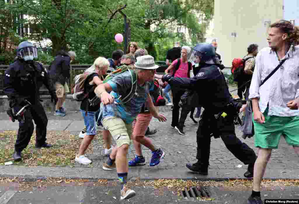 A lezárásellenes Querdenker mozgalom több ezer jobb- és baloldali szimpatizánst, jobboldali szélsőségest, oltásellenest, vírustagadót képes egyesíteni a demonstrációkon. A német belügyi hírszerző szolgálat arra figyelmeztetett az év elején, hogy a mozgalom egyre radikálisabbá válik, és egyes tagjait megfigyelés alá helyezte 