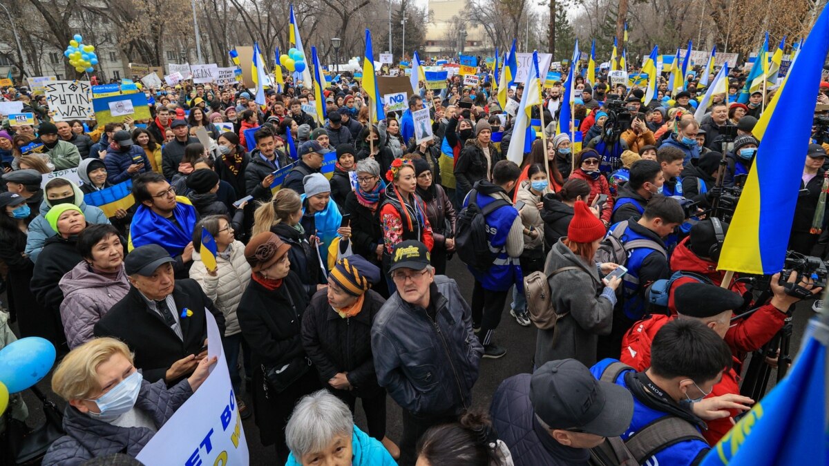 Казахстан русские идут. Митинги в Казахстане 2022. Украинский митинг. Митинги в России. Митинг с плакатами.