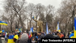 Митинг против войны в Украине в сквере за кинотеатром «Сарыарка» на фоне памятников советским деятелям. Алматы, 6 марта 2022 года
