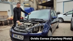 O familie din Timișoara a donat mașina din imagine, pentru refugiații ucraineni. Funcțională, a mai avut nevoie totuși de câteva intervenții.