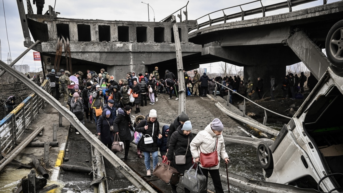 Піша евакуція з Ірпеня до Києва.