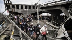 Киев вилоятидаги Ирпень шаҳри орқали эвакуация қилинаётган тинч аҳоли.