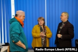 Vasile Bodnaru, Alina Radu și Petru Macovei în studioul Europei Libere de la Chișinău