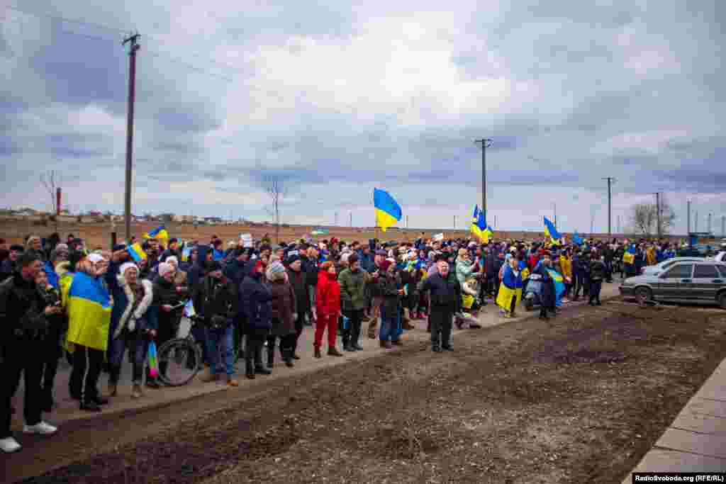 Местные жители шли с украинской символикой