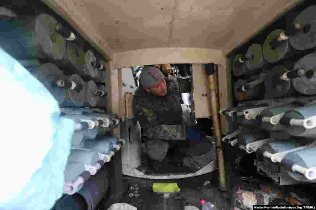 Українська артилерія веде вогонь в бік скупчення російських військ на півночі від Києва, околиці Макарова, 6 березня 2022 року