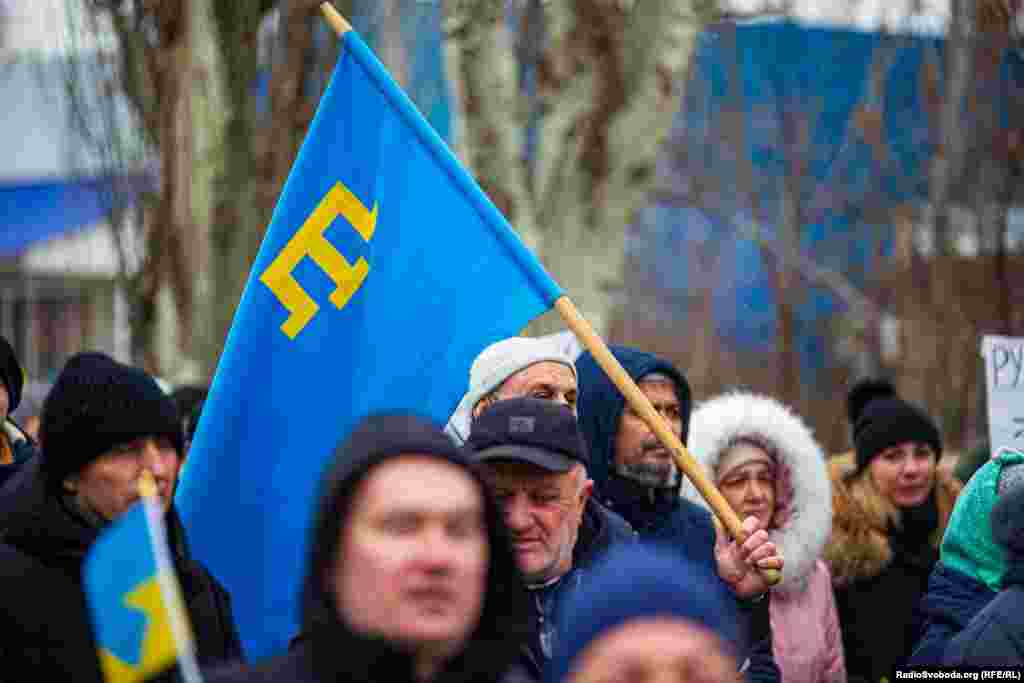На митинге также были крымскотатарские флаги