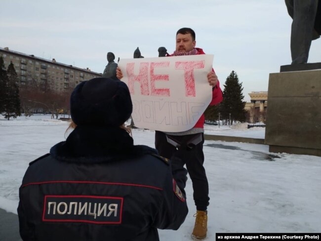 Одиночный пикет Андрея Терехина, 24 февраля, Новосибирск