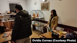 Togrul (cu spatele) a ajuns la Cluj alături de soție și de cei doi copii, din care unul mai mic de o lună, împreună cu alte două familii.