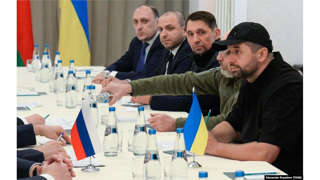 Денис Кірєєв (крайній зліва) під час переговорів із Росією в Білорусі, 28 лютого 2022 року. За словами Буданова, головне завдання, яке ГУР ставило на переговорах перед Кірєєвим – це затягнути процес перемовин для того, щоб виграти час