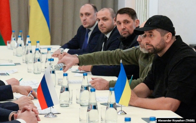 Денис Кірєєв (крайній зліва) під час переговорів із Росією в Білорусі, 28 лютого 2022 року. За словами Буданова, головне завдання, яке ГУР ставило на переговорах перед Кірєєвим – це затягнути процес перемовин для того, щоб виграти час