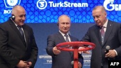 Premierul bulgar Boiko Borisov, președintele rus Vladimir Putin și președintele turc Recep Tayyip Erdogan (de la stânga la dreapta), la ceremonia de inaugurare a noului gazoduct „TurkStream”, 8 ianuarie 2020, la Istanbul