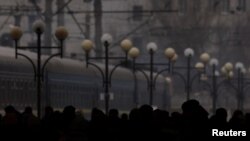 Польшага кетчү поезддин алдында турган украиналыктар. Сүрөт Львовдо тартылган. Кабарга тиешеси жок, иллюстрация үчүн колдонулду. 