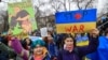Украинаны қолдап, соғысқа қарсы митингіге шыққан адамдар. Алматы, 6 наурыз 2022 жыл.