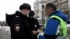 Maiorul Vladimir Bilevic interogat de poliție la Belgorod, Rusia. Imagine de arhivă.